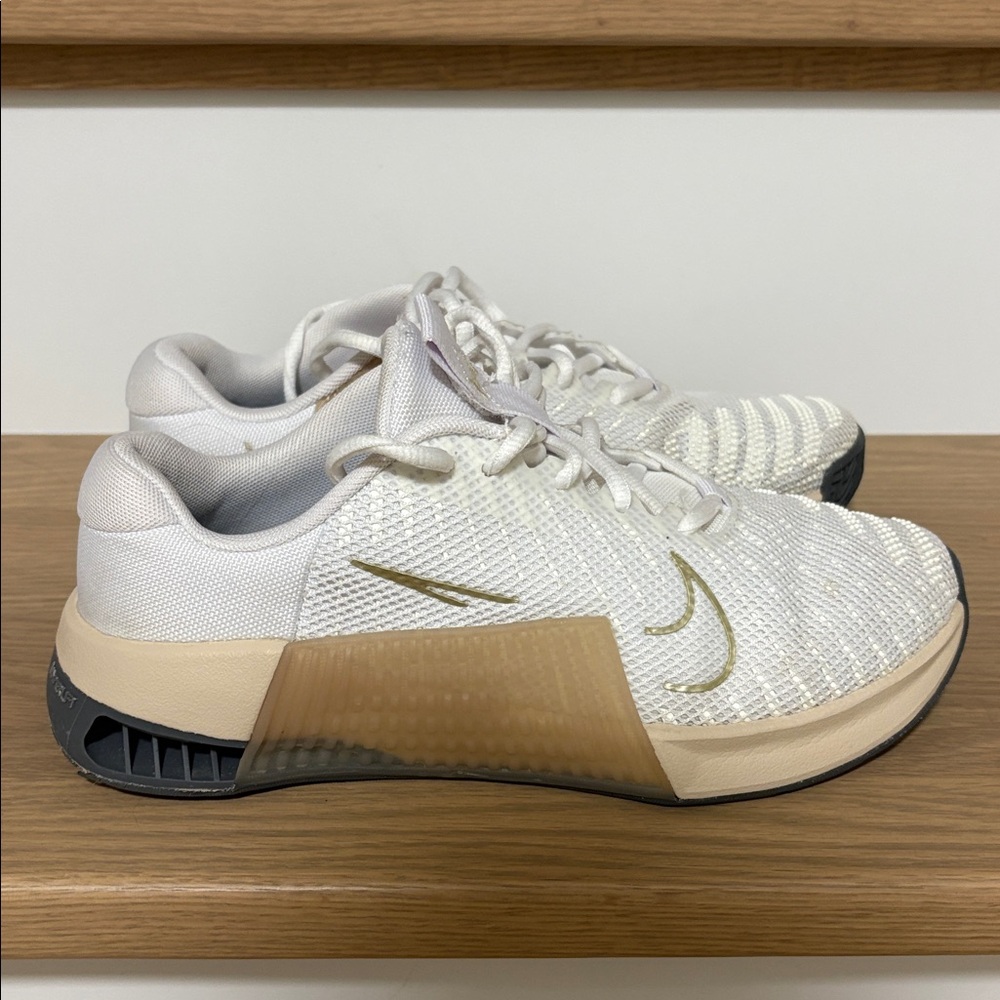 Nike sneakers size 7 Genuine.
White & beige